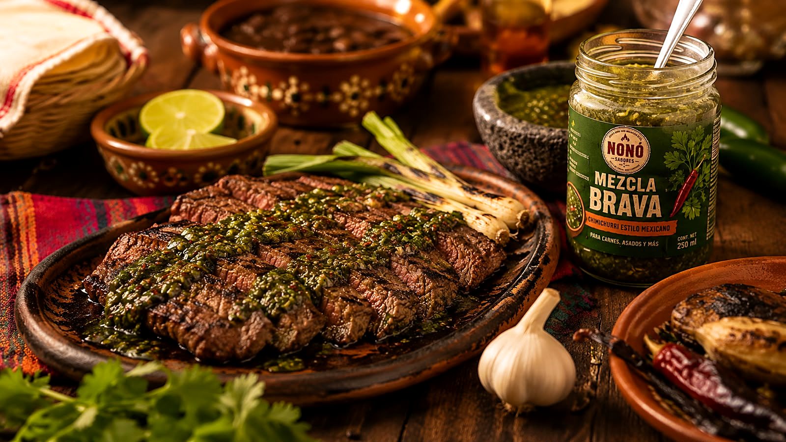 Mezcla Brava, chimichurri estilo mexicano de NONÓ Sabores, servido sobre carne asada